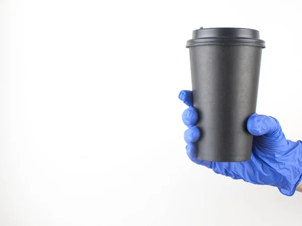 Mockup Van Vrouwelijke Hand Met Een Kopje Koffie Papier Begrepen — Stockfoto