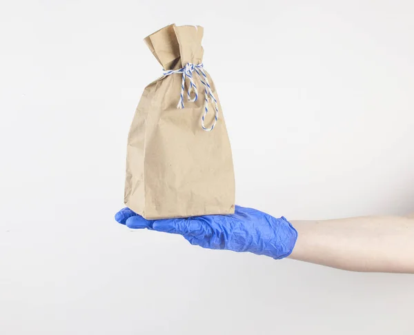 Koerier Hand Medische Rubberen Handschoenen Met Papieren Zak Deur Bezorging — Stockfoto