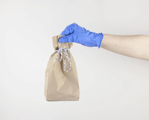 Koerier Hand Medische Rubberen Handschoenen Met Papieren Zak Deur Bezorging — Stockfoto