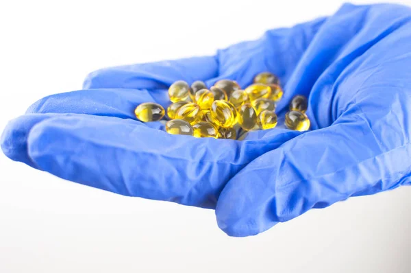 Punhado Pílulas Transparentes Amarelas Entre Dois Dedos Uma Mão Uma — Fotografia de Stock