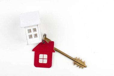 Beyaz arkaplanda ev şekilli anahtarlık izole