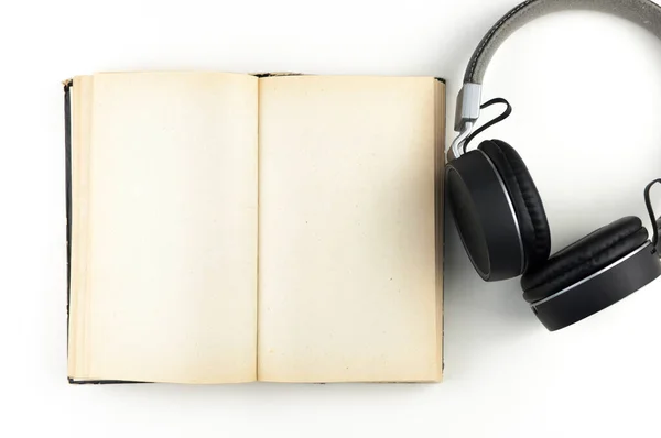 オーディオブックのコンセプト 白い背景に本があるヘッドフォンです 予約を聞く 近代教育 — ストック写真