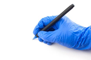 Tıbbi eldiven giymiş bir kadın bir kalem tutuyor ve beyaz arka planda havaya yazıyor. Kopyalama alanı. 