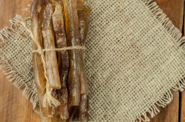 Ahşap arka planda füme balık 