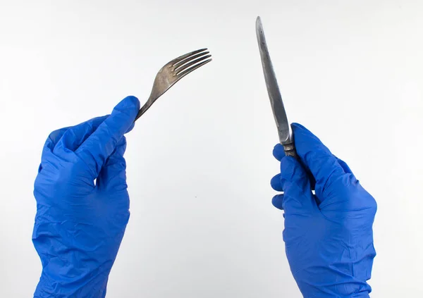 Manos Guantes Manteniendo Tenedor Cuchillo Sobre Fondo Blanco Vista Superior —  Fotos de Stock