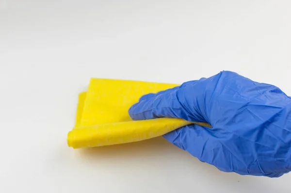 Желтая Тряпка Руках Голубых Перчаток Белом Фоне — стоковое фото