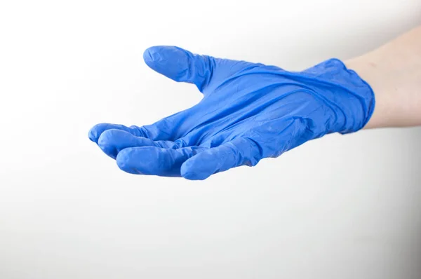 Imagen Cerca Recortada Una Mano Humana Con Guantes Quirúrgicos Azules — Foto de Stock