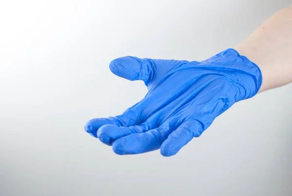 Beskuren Närbild Mänsklig Hand Klädd Blå Kirurgiska Handskar — Stockfoto