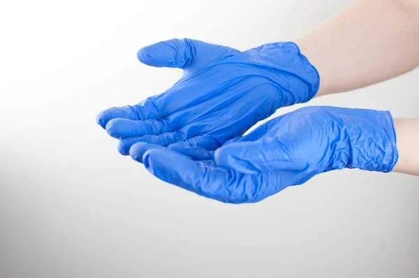 Imagen Cerca Recortada Una Mano Humana Con Guantes Quirúrgicos Azules — Foto de Stock