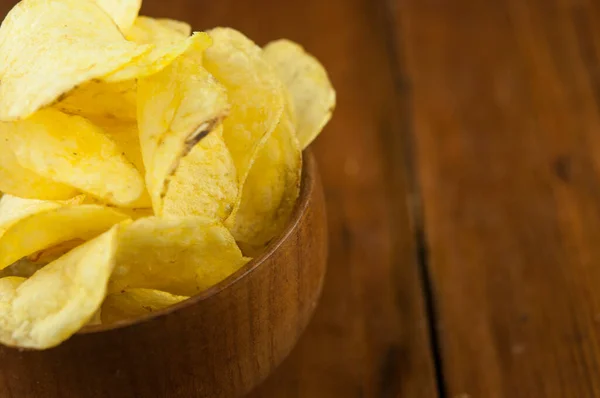 Yellow Chips Natural Potato Brown Bowl Wooden Background Top View — Stock Photo, Image