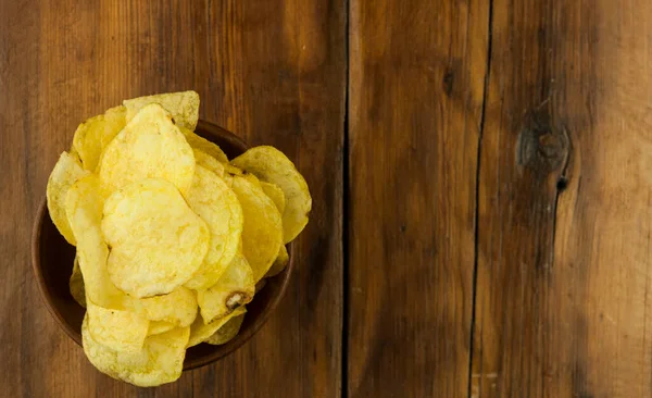 Yellow Chips Natural Potato Brown Bowl Wooden Background Top View — Stock Photo, Image