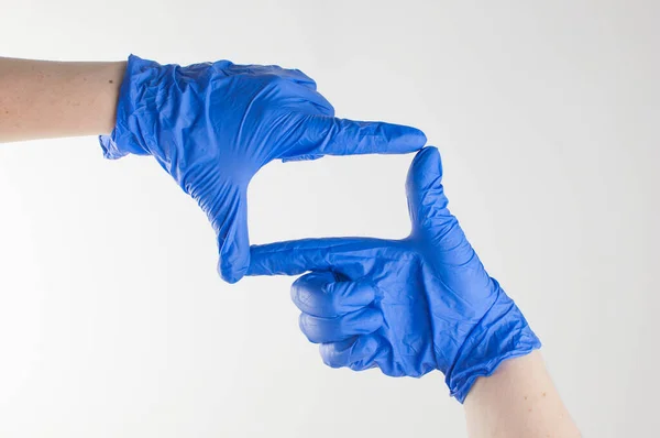 Imagem Perto Recortada Uma Mão Humana Usando Luvas Cirúrgicas Azuis — Fotografia de Stock