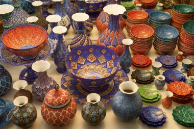 El yapımı Farsça Minakari emaye olarak dekore edilmiş vazo ve İran Isfahan içinde kase