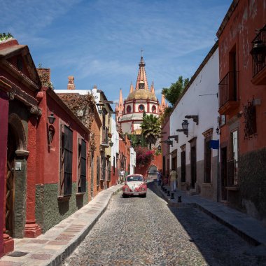 San Miguel de Allende Meksika arkasında renkli Meksika binalar ve Vintage araba Katedrali