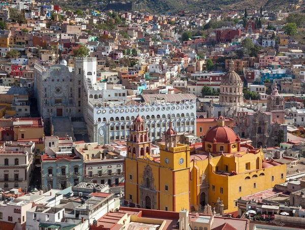 Panorama z barevné Guanajuato s bazilika Panny Marie v Mexiku — Stock fotografie