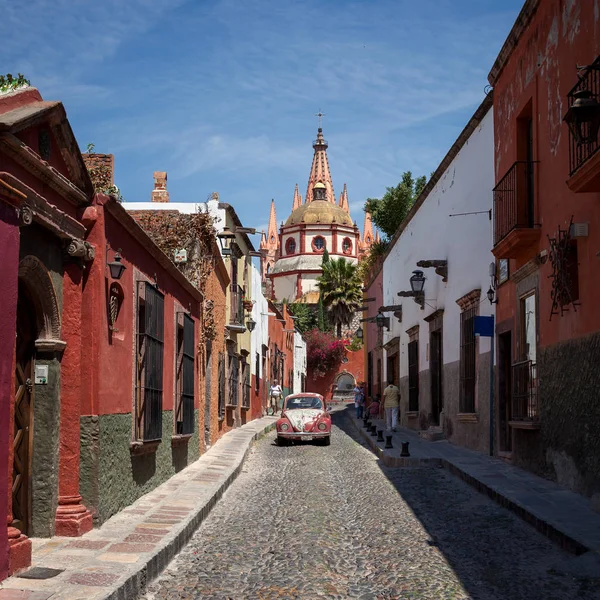 Καθεδρικός Ναός του Σαν Μιγκέλ ντε Αγιέντε στο Μεξικό από πίσω πολύχρωμο μεξικάνικο κτίρια και ένα Vintage αυτοκίνητο — Φωτογραφία Αρχείου