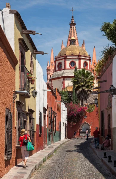 Hermoso callejón con coloridos edificios que conducen a la Parroquia de San Miguel Arcangel en México — Foto de Stock