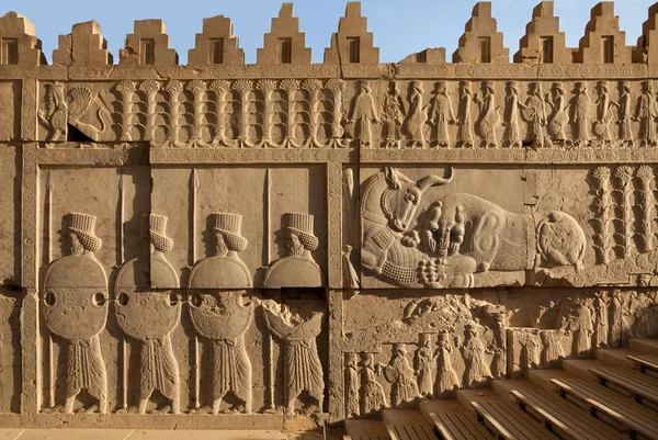 Achaemenid Basrelief-Schnitzereien von Löwe und Stier neben Soldaten in Persepolis — Stockfoto