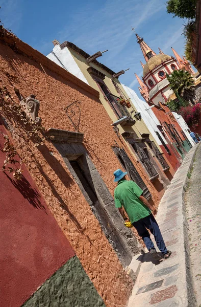 メキシコのサン ミゲル デ アジェンデに大聖堂に向かって歩行を歩行者 — ストック写真