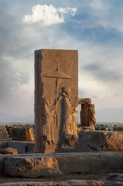 Basrelief eines ägyptischen Königs mit zwei Begleitern, die in Persepolis einen Regenschirm halten — Stockfoto