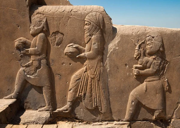 Reliefschnitzereien von Würdenträgern und Repräsentanten, die dem König in Persepolis Geschenke bringen — Stockfoto