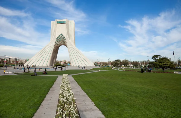 Monumento a Azadi en medio de la plaza con gran área verde a su alrededor en Teherán —  Fotos de Stock