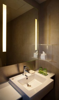 Işıklı ayna ve kahverengi kiremit ile Modern Wc içinde lavabo musluk suyu Meydanı ile