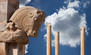 Boğa sermaye Shiraz İran'ın Persepolis beyaz kabarık bulutlar ile mavi gökyüzü ile Farsça sütun