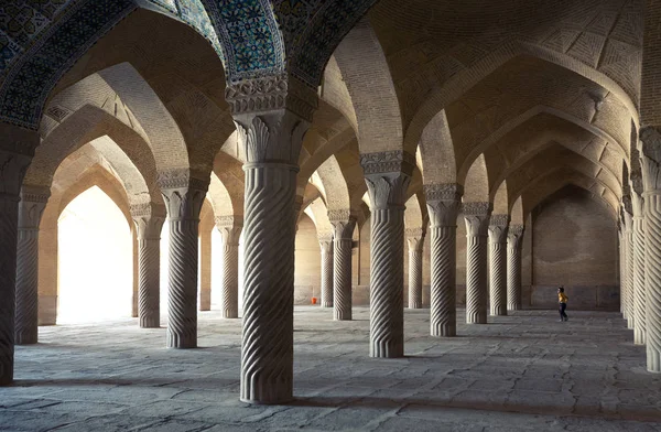 Kind spelen onder kolommen van Shabestan binnen de eigen moskee van Shiraz — Stockfoto
