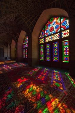 Şiraz şehir, Iran'ın renkli ışıklar geçen aracılığıyla vitray Windows, Nasır el-mülk Camii