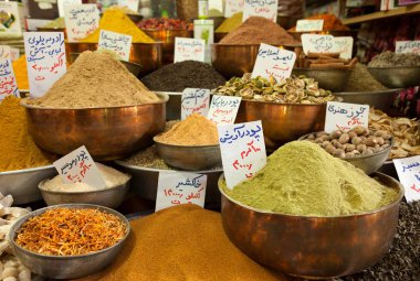 Baharat tozlar Iran eski bir ın Bazaarı geleneksel bakır kase çeşitleri