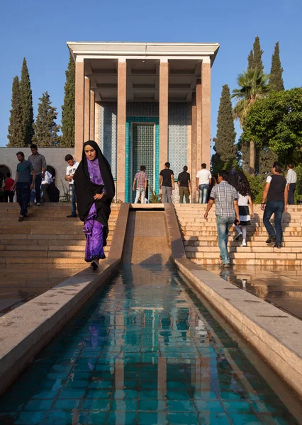 Personas que visitan la tumba de Saadi y rodean el jardín persa en un día soleado en Shiraz —  Fotos de Stock