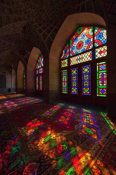 イランのシラーズのカラフルなライトを渡すを介してステンド グラス窓のナシル アル ・ ムルク モスク ロイヤリティフリーのストック写真