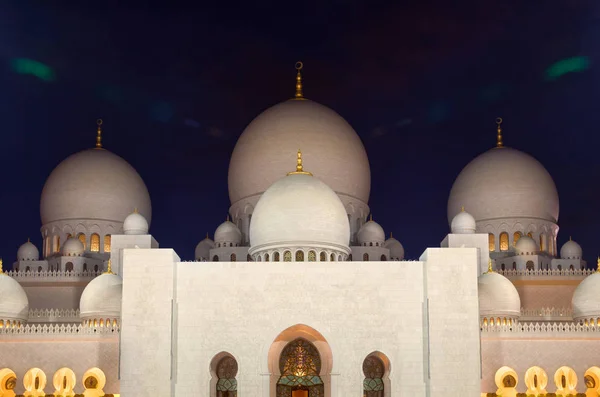 Yö Shot valaistu Zayed moskeija Abu Dhabi valkoinen marmori kupolit — kuvapankkivalokuva