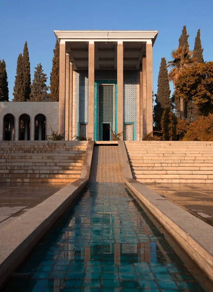 Edificio conmemorativo sobre la tumba de Saadi el poeta persa en la ciudad iraní de Shiraz —  Fotos de Stock