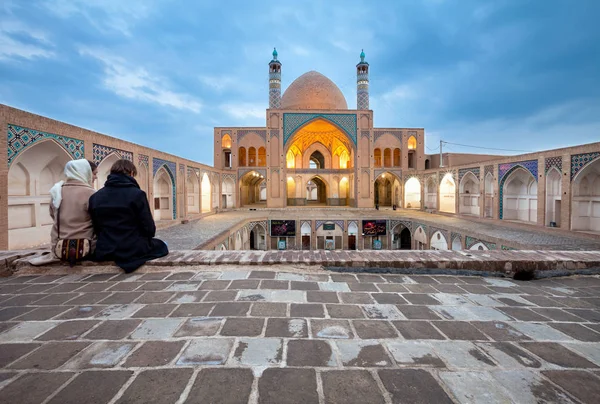 Unga par besök Agha Bozorgi moskén i Kashan stad i Iran — Stockfoto