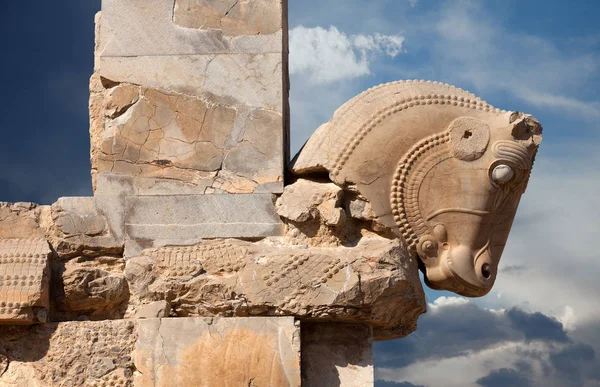 Bull figuur uit de Perzische dynastie de hoofdstad van een kolom in Persepolis van Iran tegen bewolkte blauwe hemel — Stockfoto