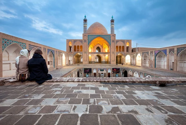 年轻夫妇参观阿迦 · Bozorgi Mosque 的在伊朗卡山市 图库图片