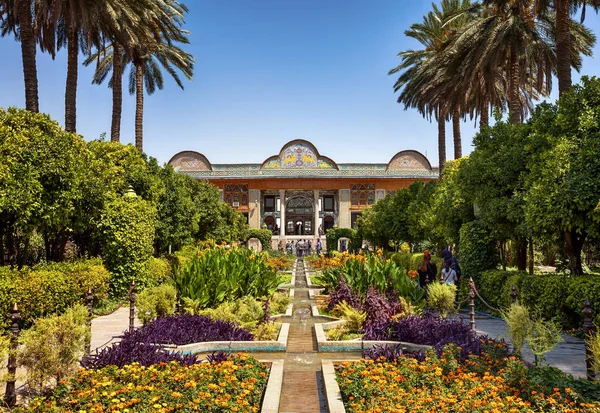 Narenjestan Qavam with Beautiful Persian Garden and Majestic Pavilion in Shiraz City of Iran — Stock Photo, Image