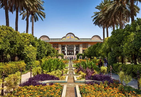 美しいペルシャの庭とシーラーズ イラン都市の壮大な館 Narenjestan Qavam ロイヤリティフリーのストック写真
