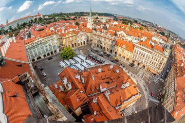Görünümü daha az çeyrek Meydanı (Mala Strana) Aziz Nicolas Kilisesi. Prague, Çek Cumhuriyeti.