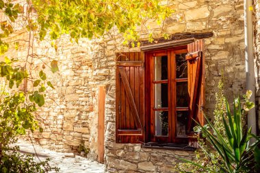 Kırsal ahşap pencere açıldı. Kato Lefkara köyü. Larnaka Bölgesi, Kıbrıs.