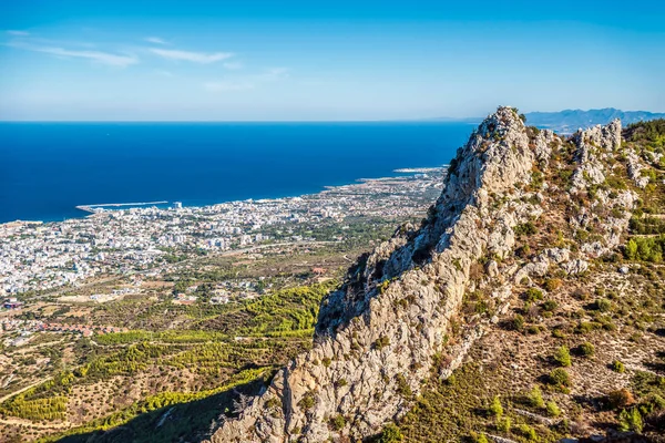 Pohled na město Kyrenia ze St Hilarion Castle. Kyrenia District, Kypr. — Stock fotografie