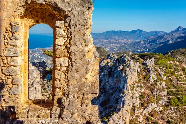 Vista de Kyrenia do Castelo de St Hilarion. Kyrenia District, Chipre . — Fotografia de Stock