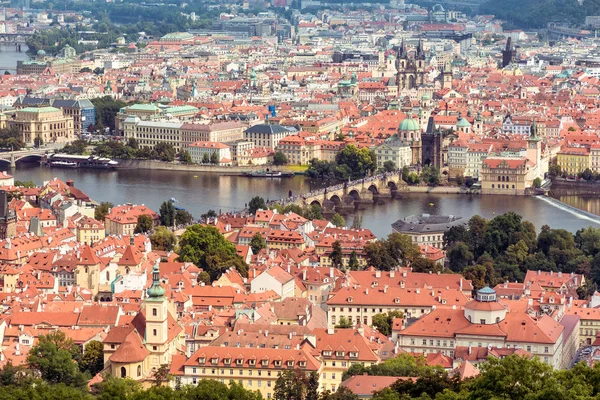Luchtfoto van de Karelsbrug over de Moldau en de oude stad. Prague, Tsjechië. — Stockfoto