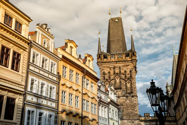 Пороховая башня или пороховые ворота (Prasna brana) вдоль улицы Целетна. Мбаппе, Чехия . — стоковое фото
