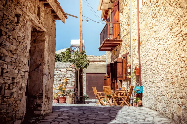 Hermosa calle vieja en Kato Lefkara pueblo. Distrito de Larnaca, Chipre . —  Fotos de Stock