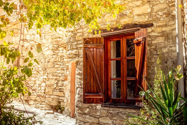 Janela de madeira rural aberta. Aldeia Kato Lefkara. Larnaca District, Chipre . — Fotografia de Stock