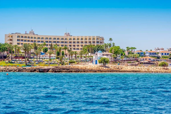 İncir ağacı bay, Agios Nikolaos Kilisesi ve oteller kıyı hattı. Mağusa bölgesi, Kıbrıs. — Stok fotoğraf