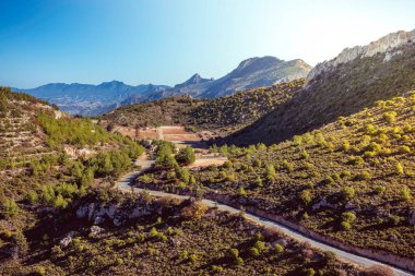 Kyrenia dağ silsilesi ve St Hilarion Kalesi'ne yol. Girne bölgesi, Kıbrıs.